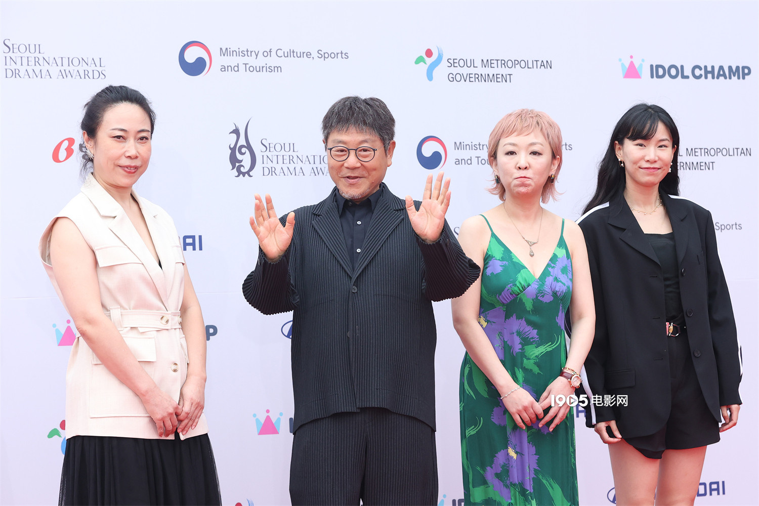 范伟凭《漫长的季节》现身首尔领奖 与崔岷植同框图片